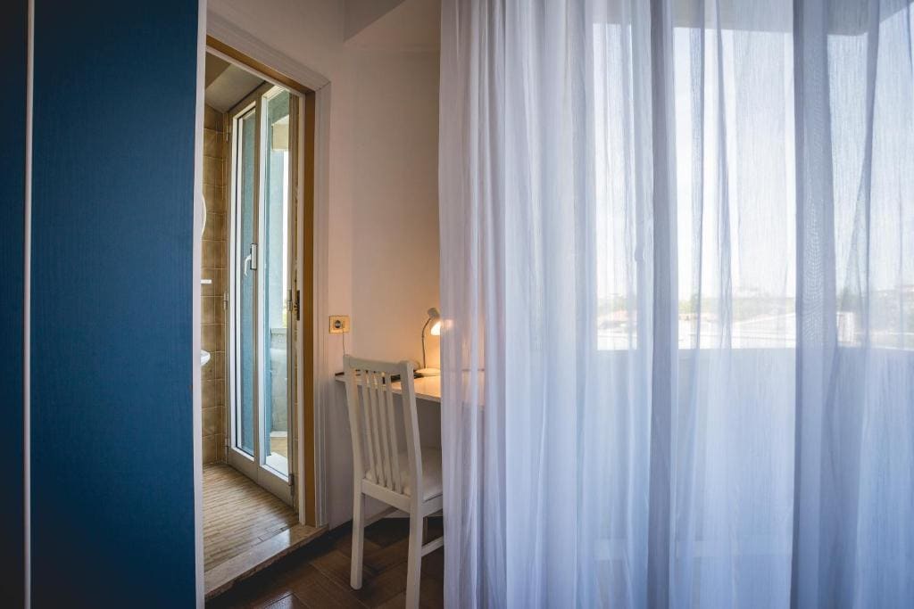 Single Room with Balcony room - Image 2