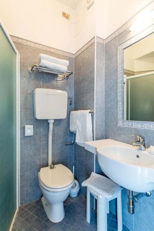 Superior Triple Room room - Image 1