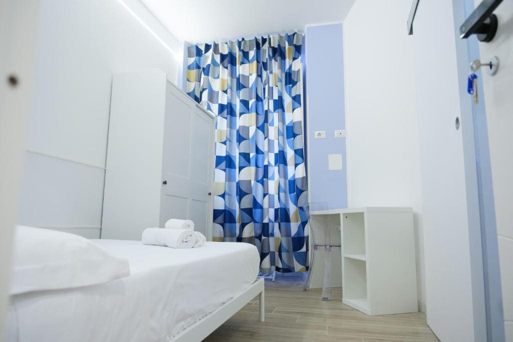 Single Room with Private Bathroom room - Image 3