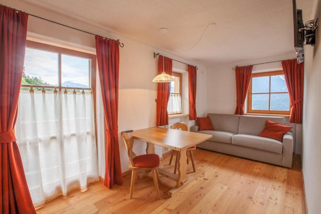 One-Bedroom Apartment with Mountain View room - Image 1