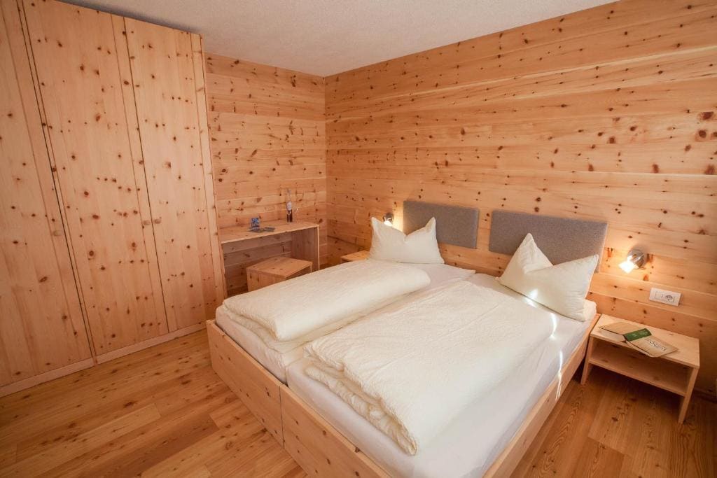 One-Bedroom Apartment with Mountain View room - Image 3