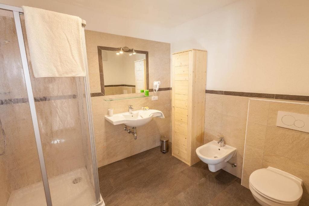 One-Bedroom Apartment with Mountain View room - Image 2