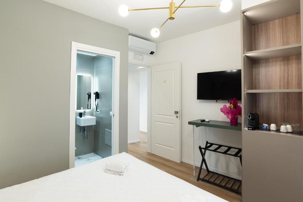 Deluxe Double Room room - Image 3
