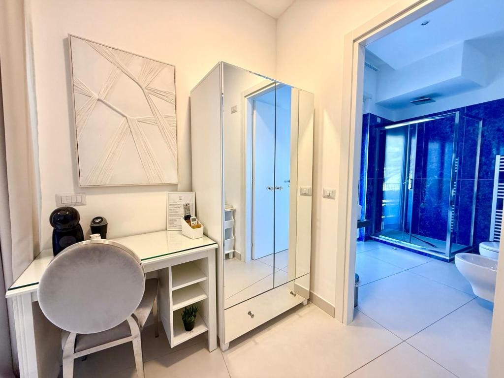 Double Room with Balcony and Street View room - Image 3