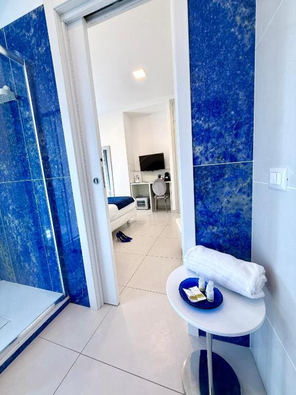 Double Room with Balcony room - Image 3