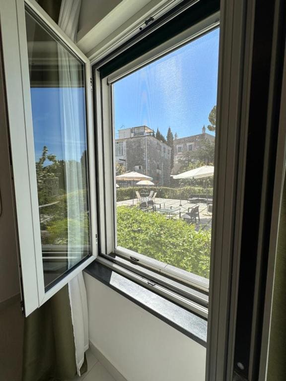 Double Room with Garden View room - Image 2