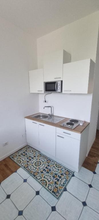 Deluxe One-Bedroom Apartment room - Image 1
