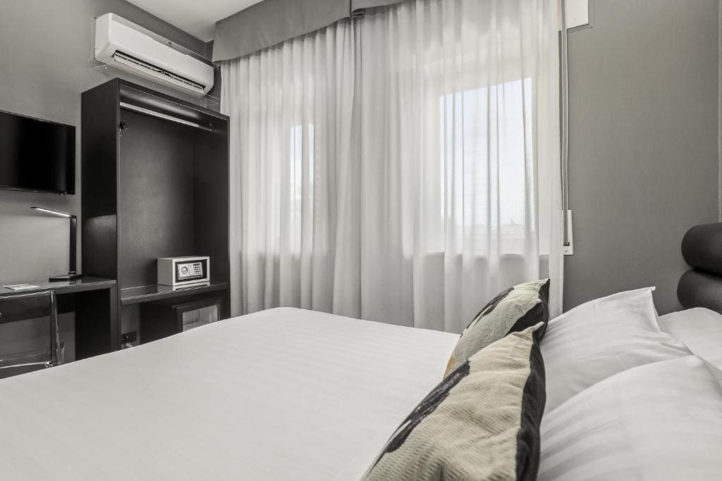 Small Double Room room - Image 2