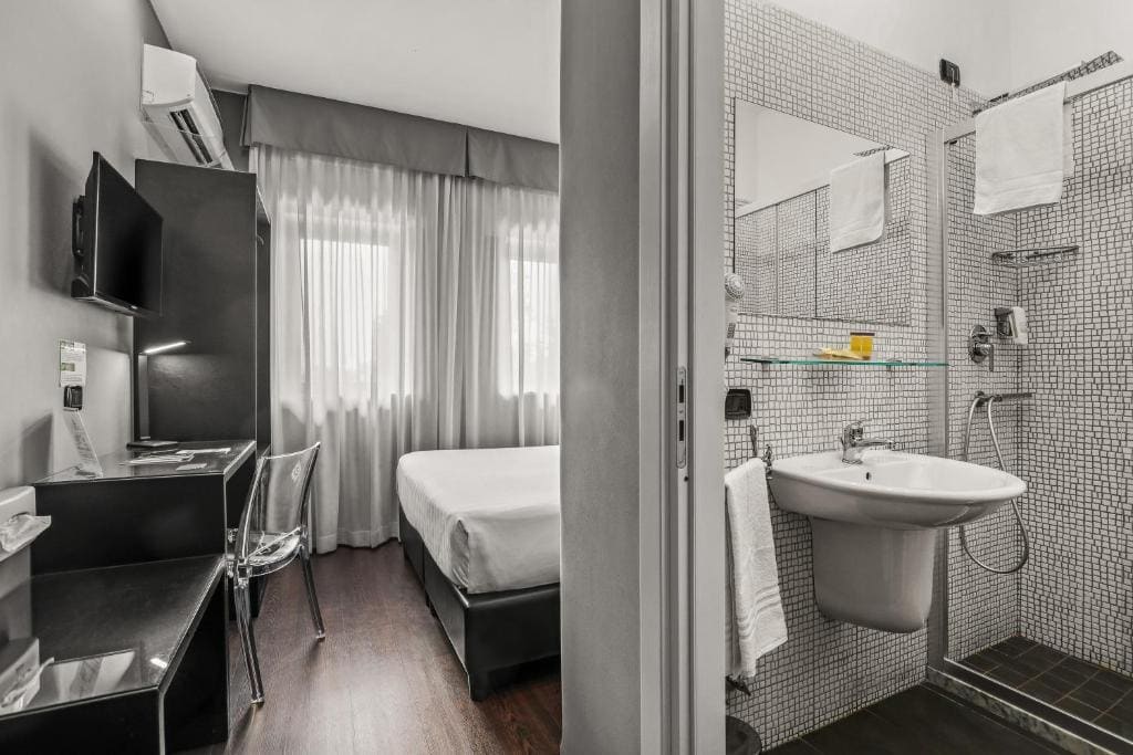 Small Double Room room - Image 3