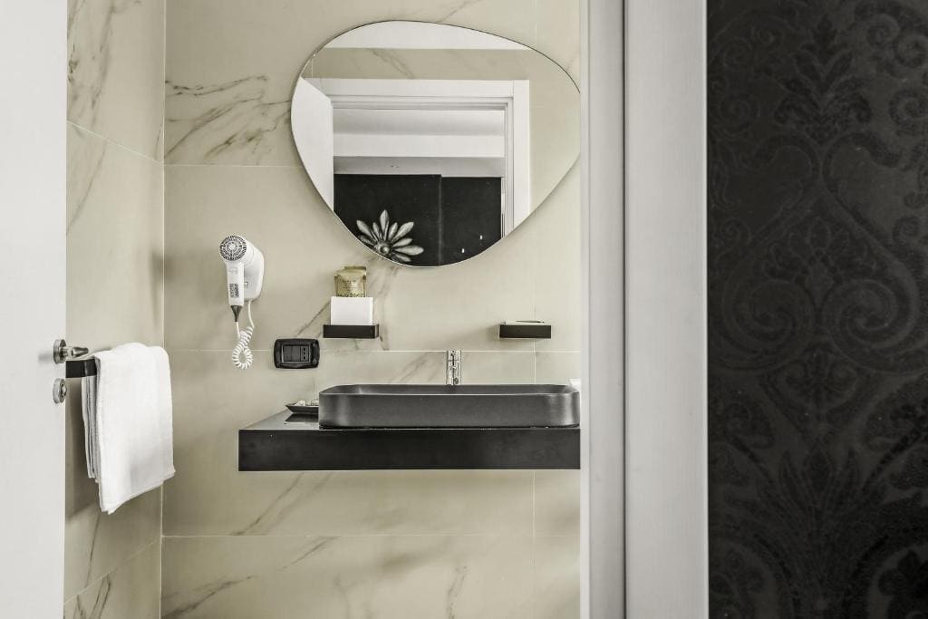Suite with Spa Bath room - Image 2