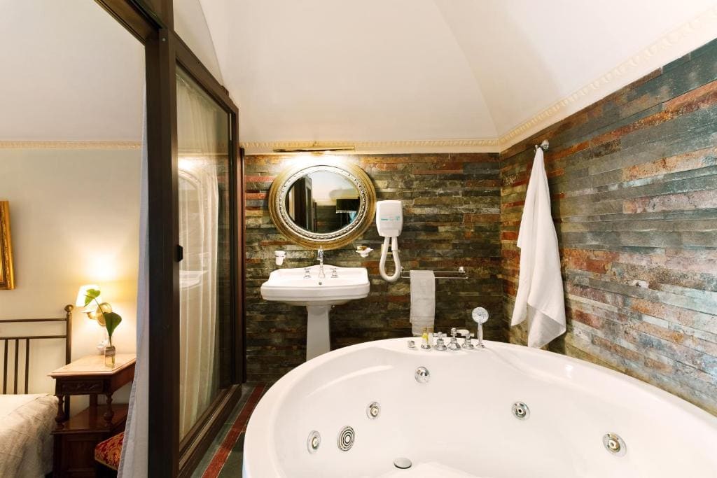 Double Room with Spa Bath room - Image 1