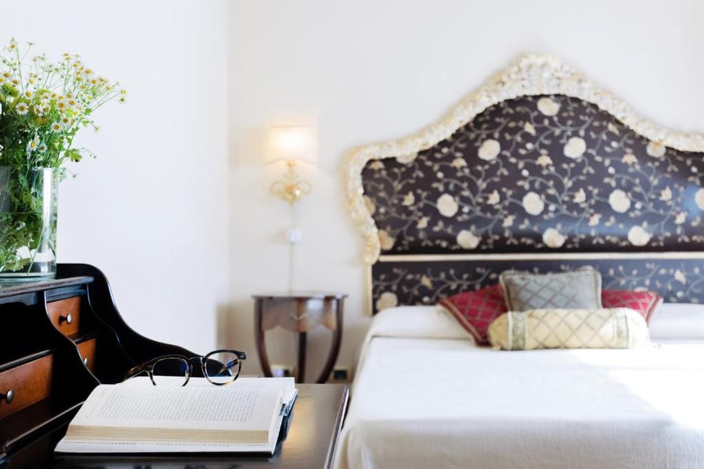 Deluxe Suite with Spa Bath room - Image 1