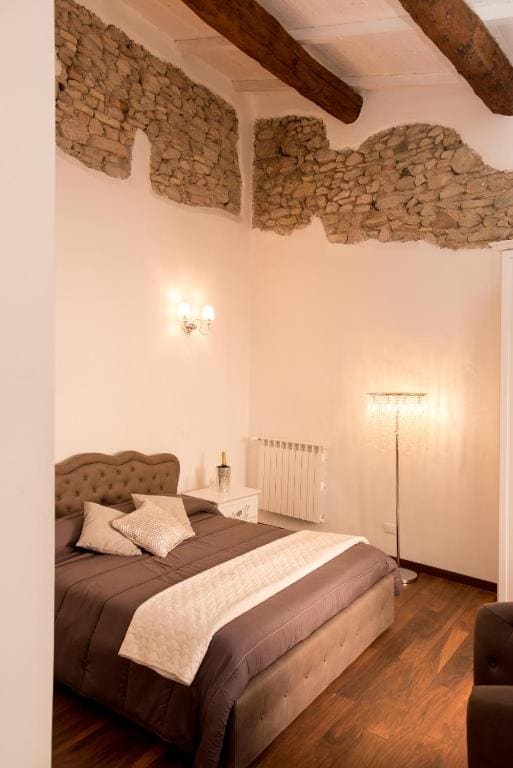 Deluxe King Room room - Image 3