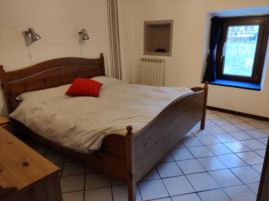 Deluxe Two-Bedroom Apartment with Garden View room - Image 3