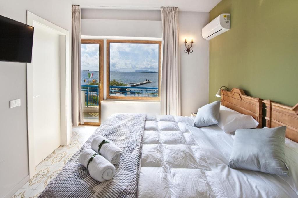 Double Room with Sea View room - Image 3