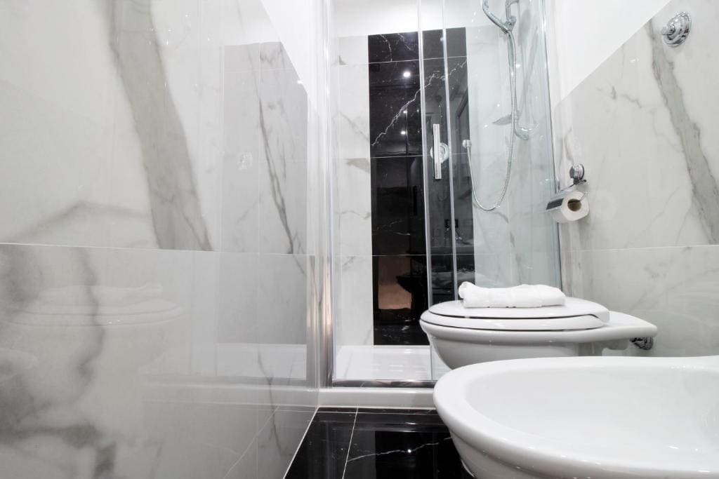 Deluxe Double or Twin Room with Balcony room - Image 3