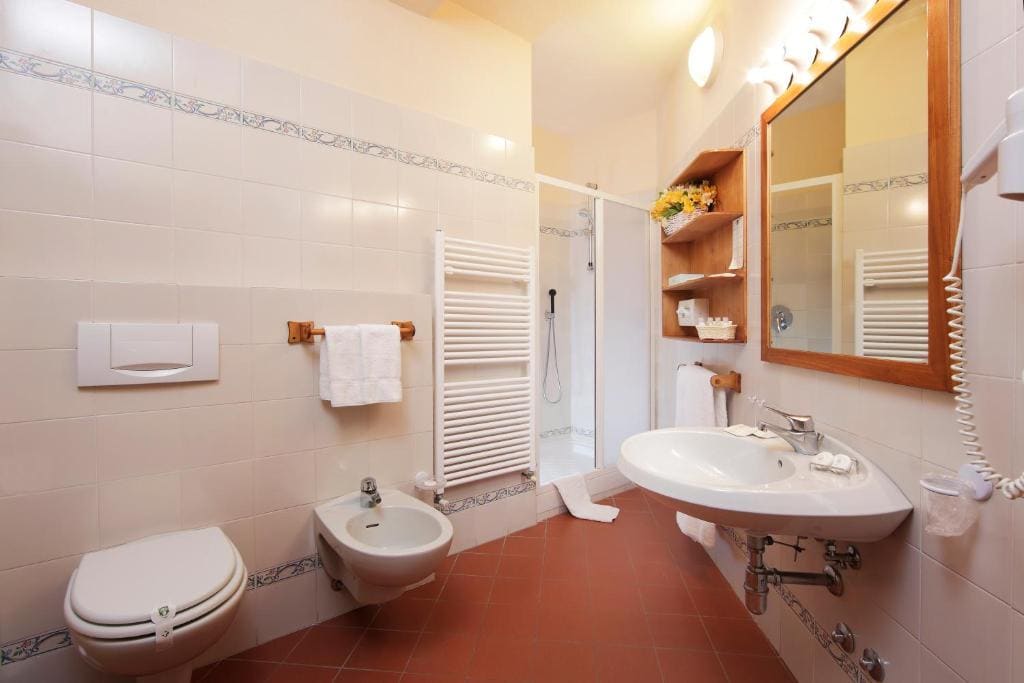 Standard Double or Twin Room with Street View room - Image 3