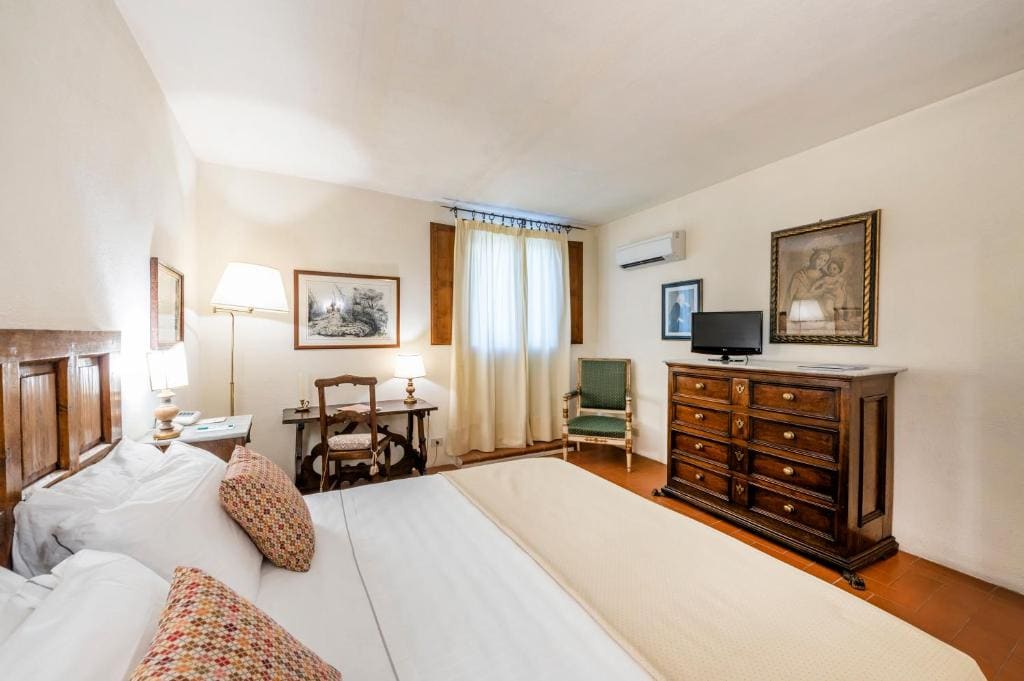 Standard Double or Twin Room with Street View room - Image 2