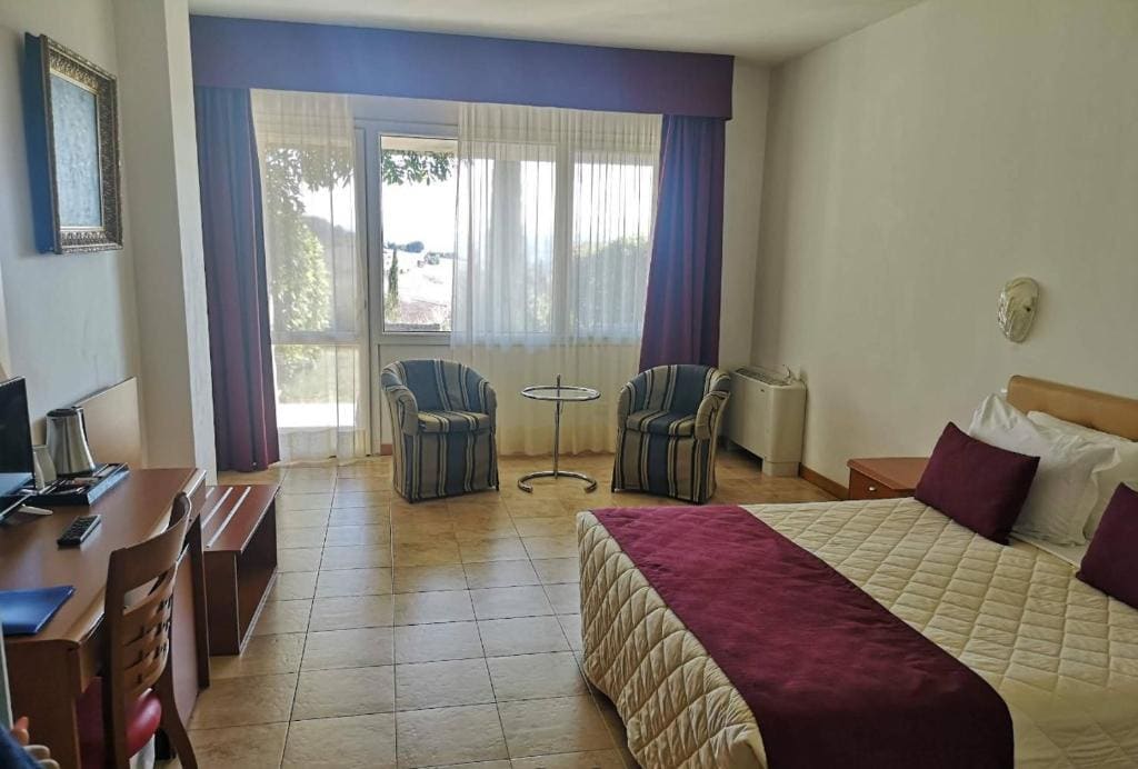 Deluxe Room room - Image 3