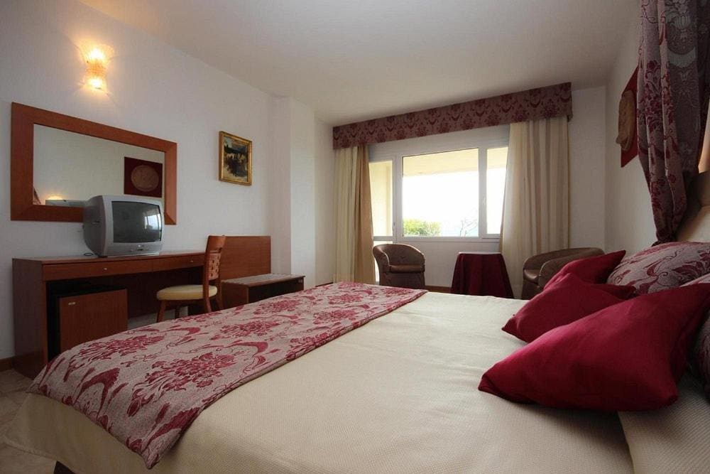 Deluxe Room room - Image 2