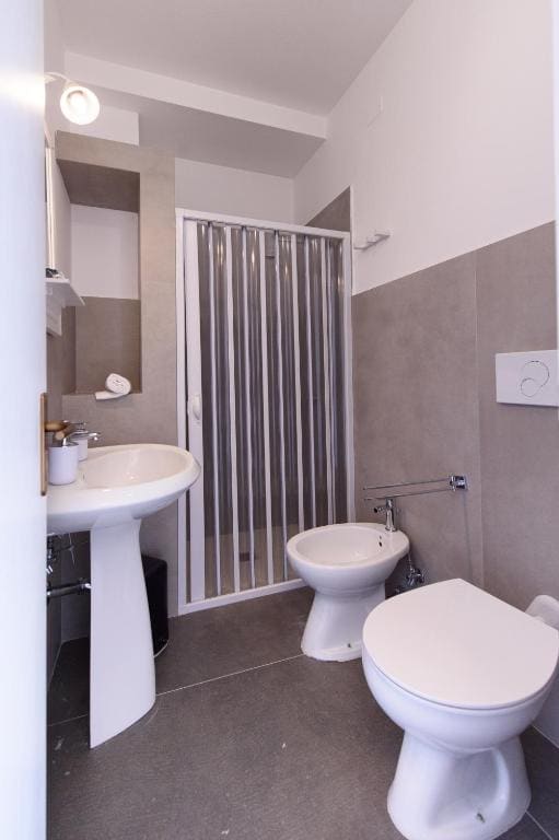 Family Room with Private Bathroom room - Image 2