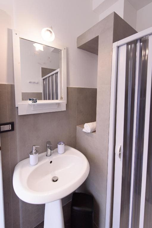 Family Room with Private Bathroom room - Image 3