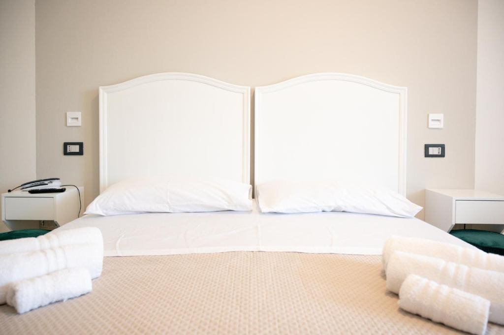 Double Room with Private Bathroom room - Image 2