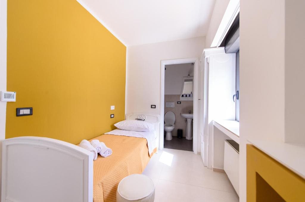 Single Room with Private Bathroom room - Image 1