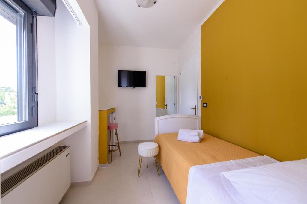 Single Room with Private Bathroom room - Image 3