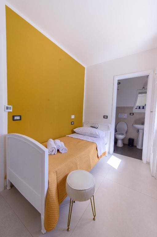Single Room with Private Bathroom room - Image 2