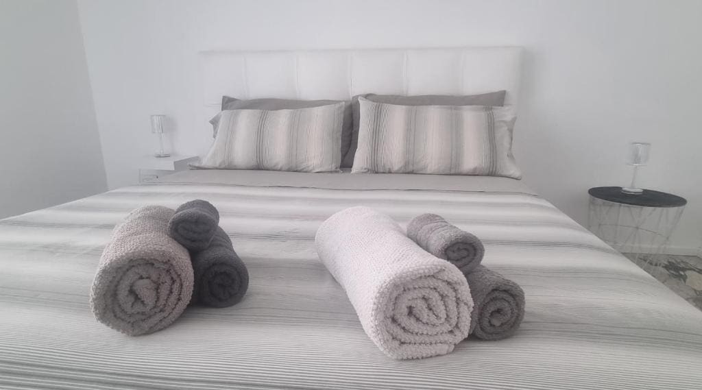 Double Room with Balcony room - Image 3