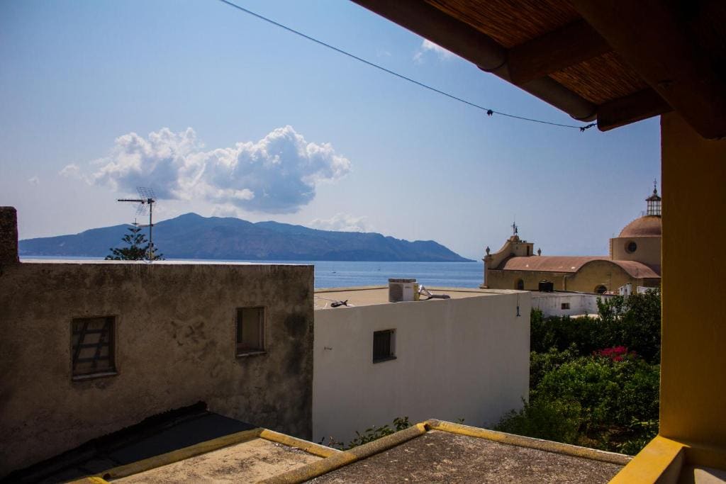 Double Room with Partial Sea View room - Image 2