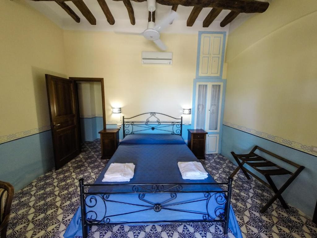 Double Room with Partial Sea View room - Image 3