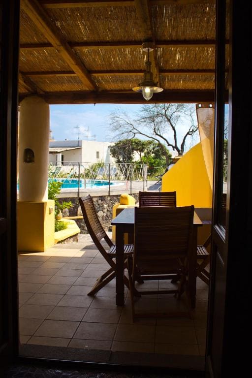Double Room with Pool View room - Image 2