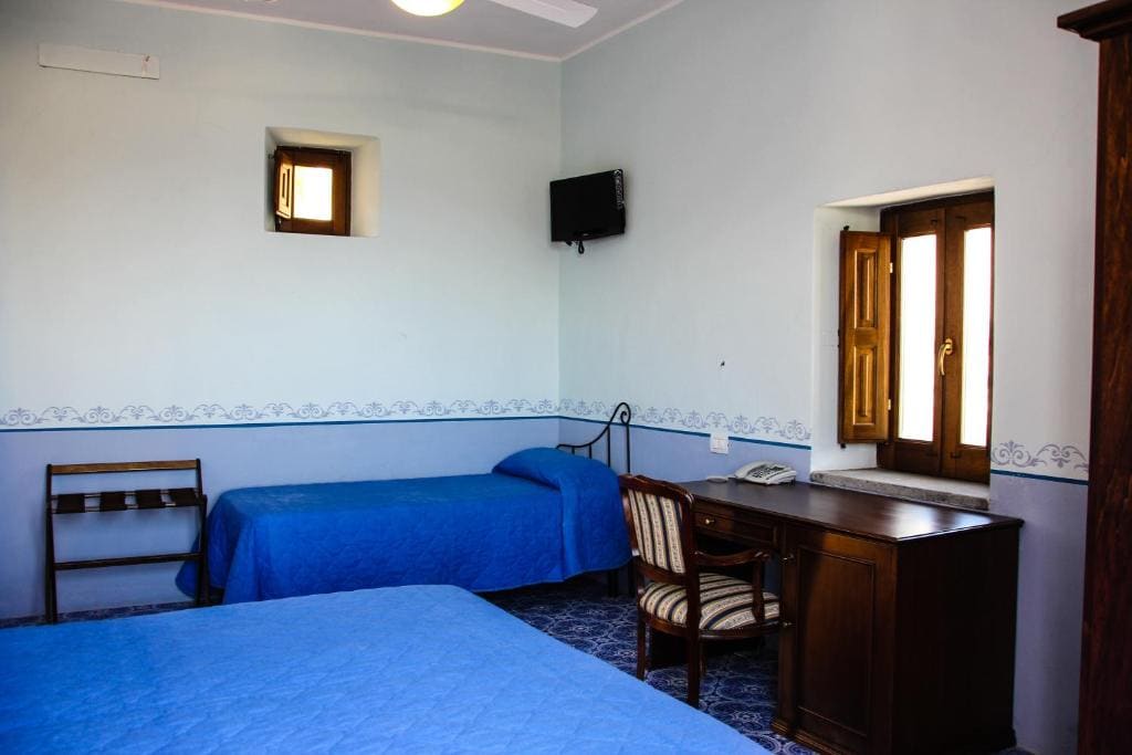 Double or Twin Room with Balcony room - Image 3