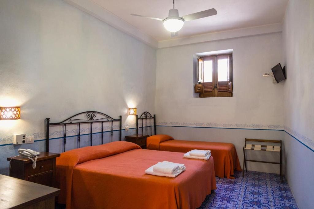 Standard Triple Room room - Image 1