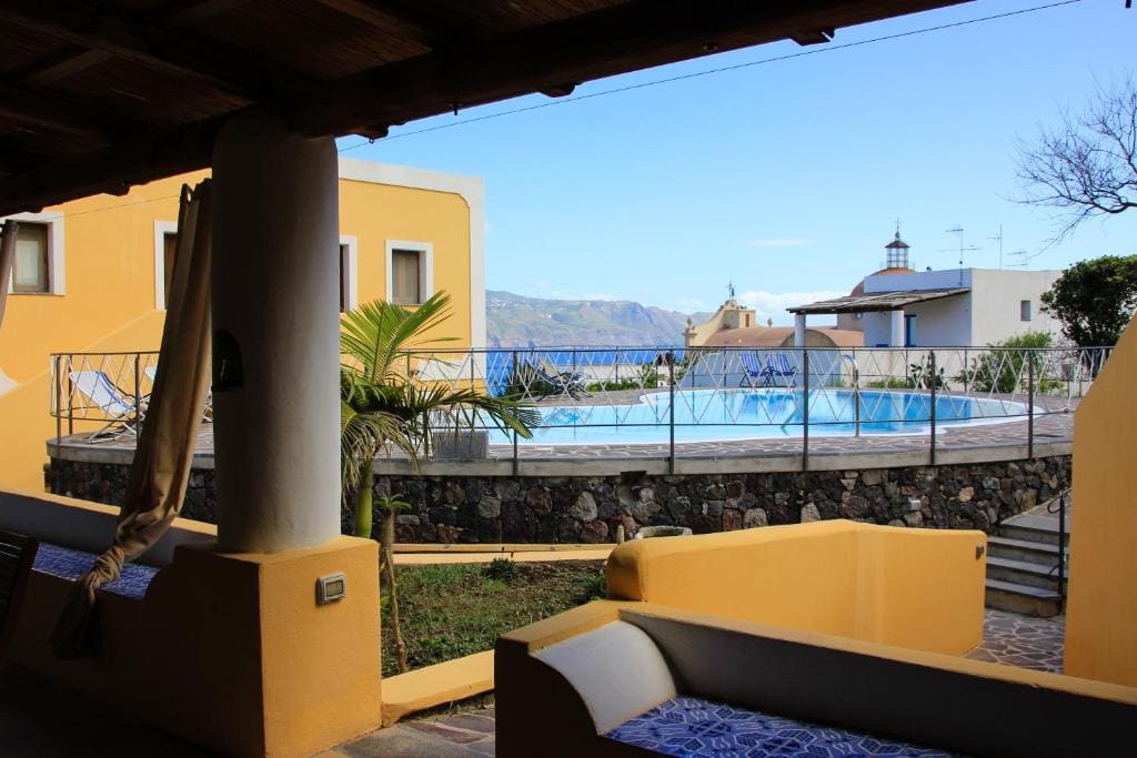 Triple Room with Pool View room - Image 1