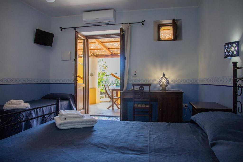 Triple Room with Pool View room - Image 2
