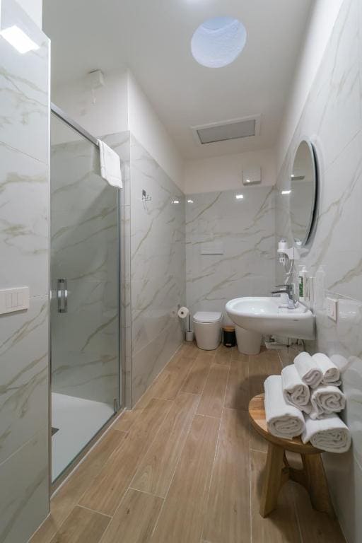 Twin Room with Private Bathroom room - Image 2