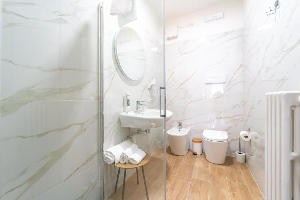Twin Room with Private External Bathroom room - Image 3