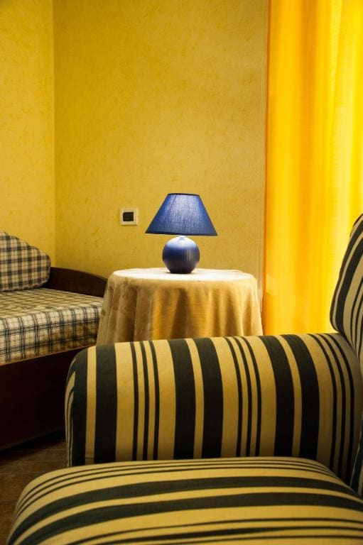 Room room - Image 2
