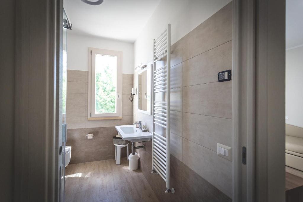 Comfort Quadruple Room room - Image 2