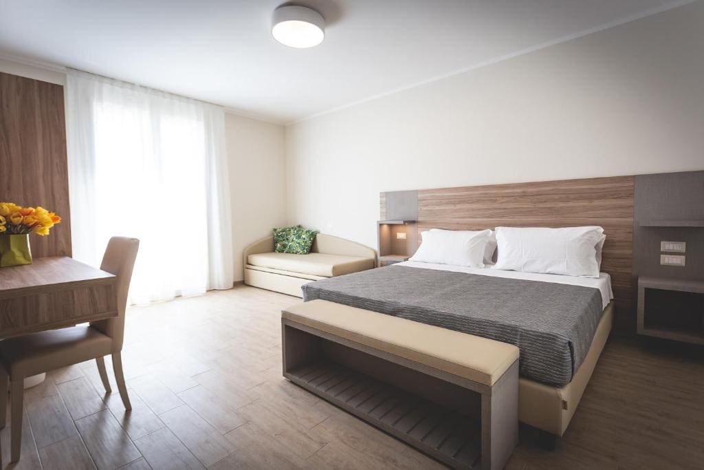 Standard Quadruple Room room - Image 3
