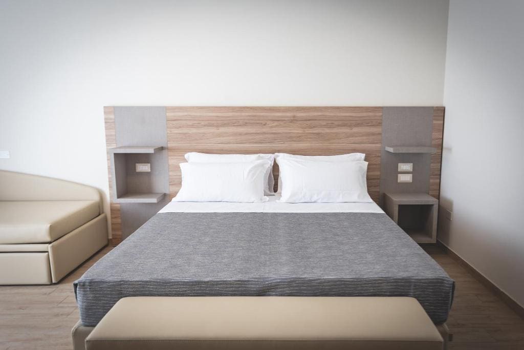 Standard Quadruple Room room - Image 1