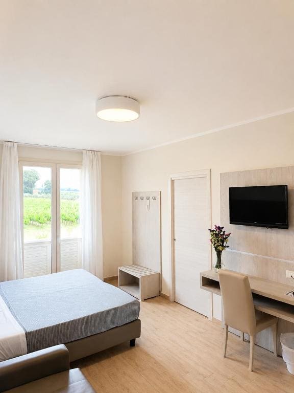 Superior Quadruple Room room - Image 1