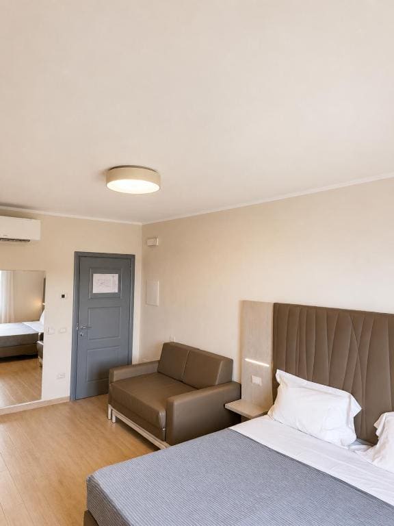 Superior Quadruple Room room - Image 2