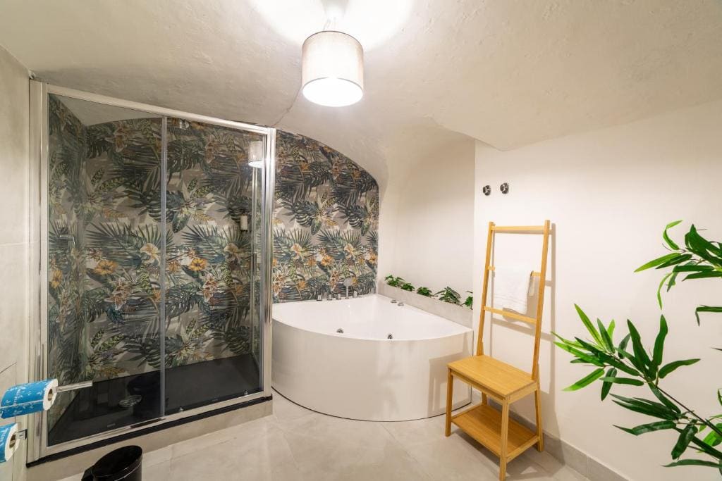Double Room with Private External Bathroom room - Image 2