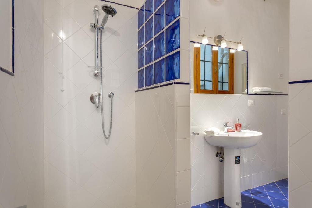 Luxury Triple Room room - Image 2