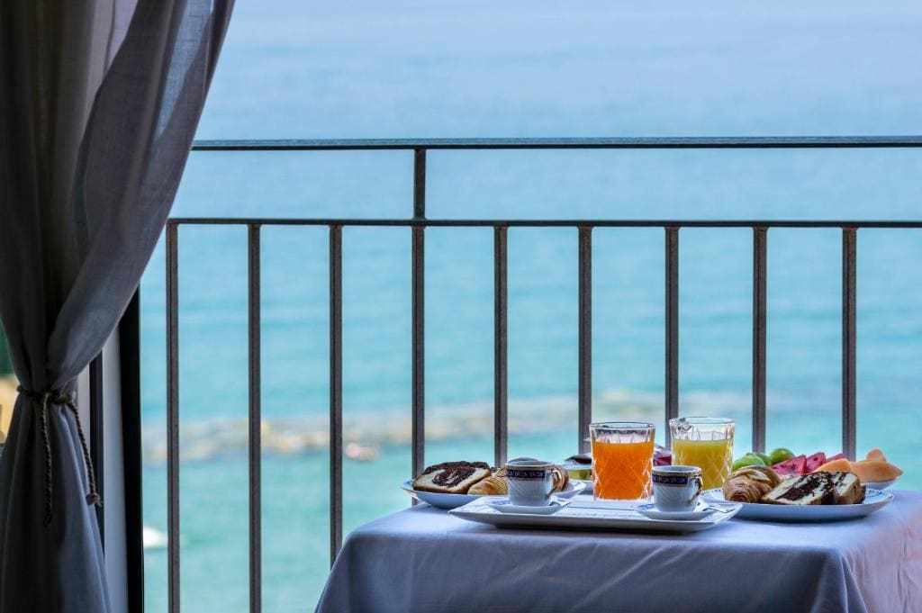 Deluxe Double Room with Balcony and Sea View room - Image 2