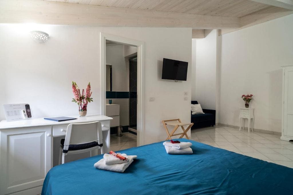 Deluxe Double or Twin Room room - Image 3